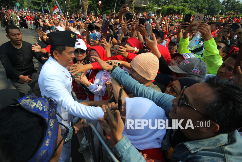 Gubernur Jabar Dedi Mulyadi menyapa warga usai upacara HUT ke-80 RI di Lapangan Gasibu, Kota bandung, Ahad (17/8/2025). Foto: Edi Yusuf