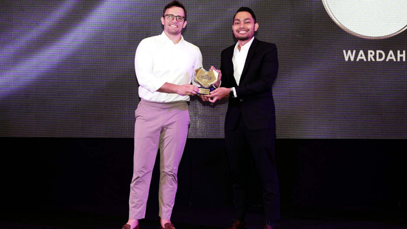 Chief Retail Officer Lazada Indonesia Leonardo Barcellos menyerahkan penghargaan LazMall Brand of the Year – Beauty kepada Wardah, sebagai pengakuan atas kinerja luar biasanya di kategori kecantikan. (Foto: Dok RUZKA INDONESIA)