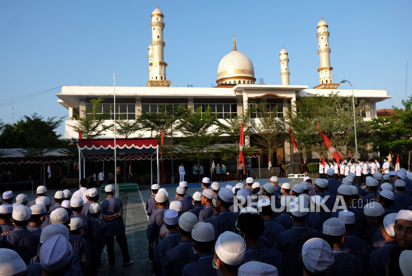 Ilustrasi, upacara di pesantren yang diikuti para santri.