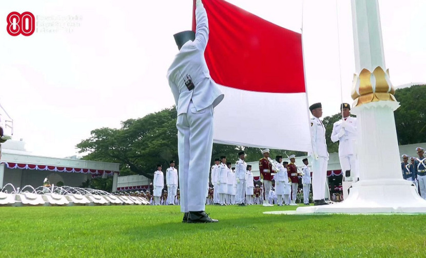El Rayyi Mujahid Faqih, berhasil membentangkan Bendera Sang Saka Merah Putih di Istana Merdeka, Ahad 17/8/2025. (Tangkapan layar: Channel Sekretariat Presiden)