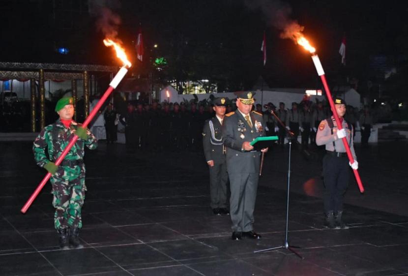 Mengenang jasa para pahlawan, doa bersama di TMP. (Korem 091/Asn)