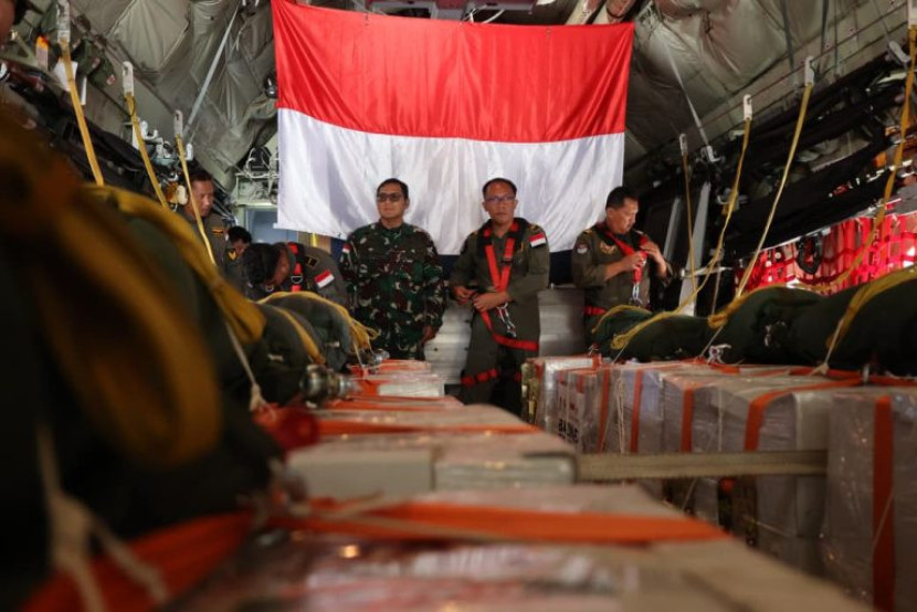 Proses airdrop bantuan Indonesia ke Jalur Gaza, Palestina. Sumber: Kemenhan