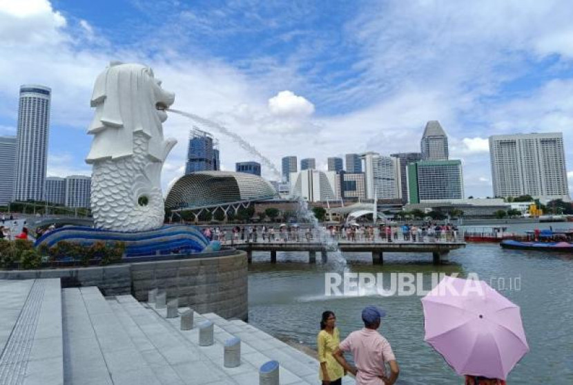 Ikon Singapura patung Merlion yang berada di kawasan Marina Bay Sands, Selasa (15/10/2024). Foto: Republika/Ani Nursalikah