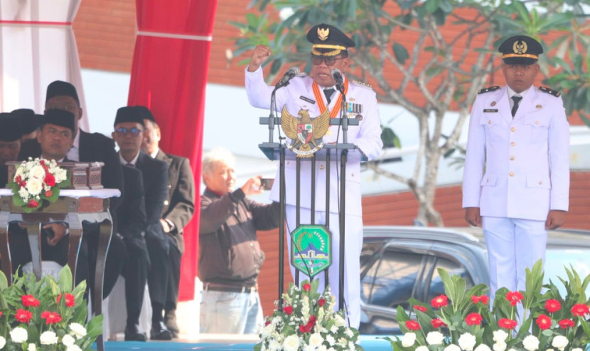 Bupati Majalengka Eman Suherman yang didampingi Wakil Bupati Dena Muhamad Ramdhan bertindak sebagai inspektur upacara Hari Kemerdekaan ke 80 RI. (Foto: Dok Eko Widiantoro) 
