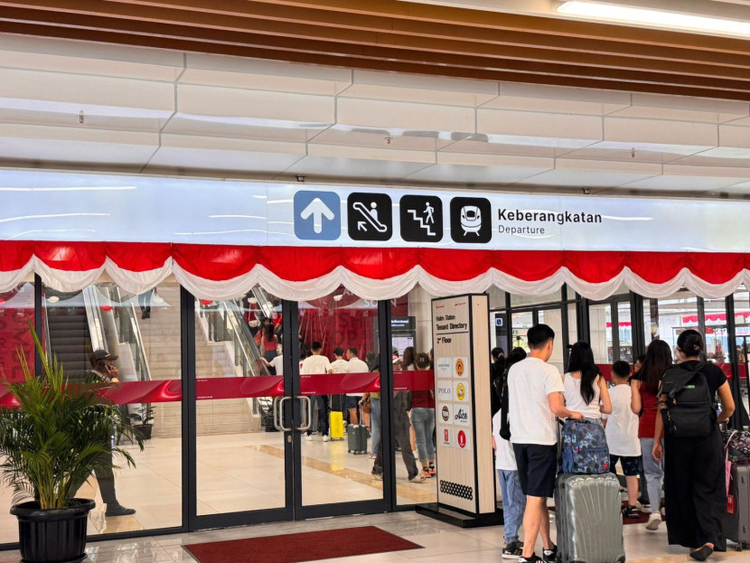 KCIC memasangi seluruh stasiun Whoosh dengan dekorasi merah putih terkait HUT ke-80 Republik Indonesia. (Foto: Corporate Communication KAI)