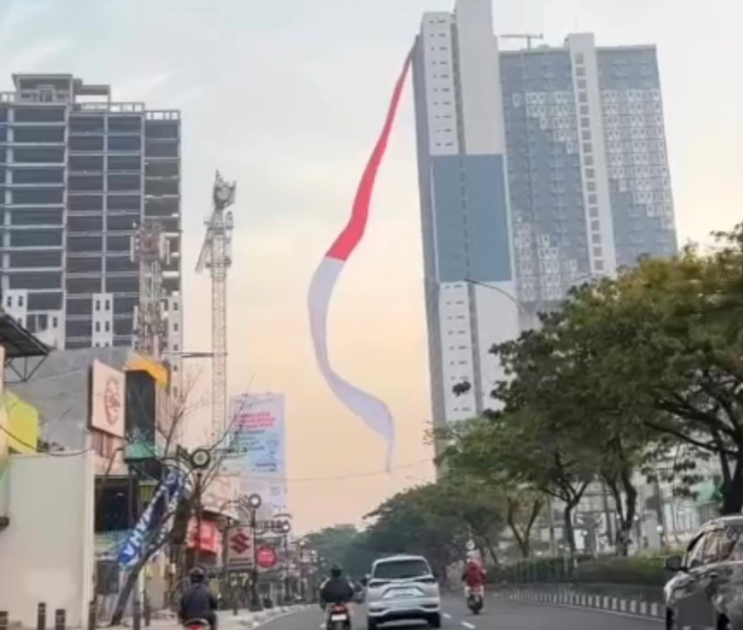 Pengibaran bendera merah putih tertinggi di Indonesia di kibarkan Evenciio Apartemen Margonda Depok. (Foto: Dok RUZKA INDONESIA) 