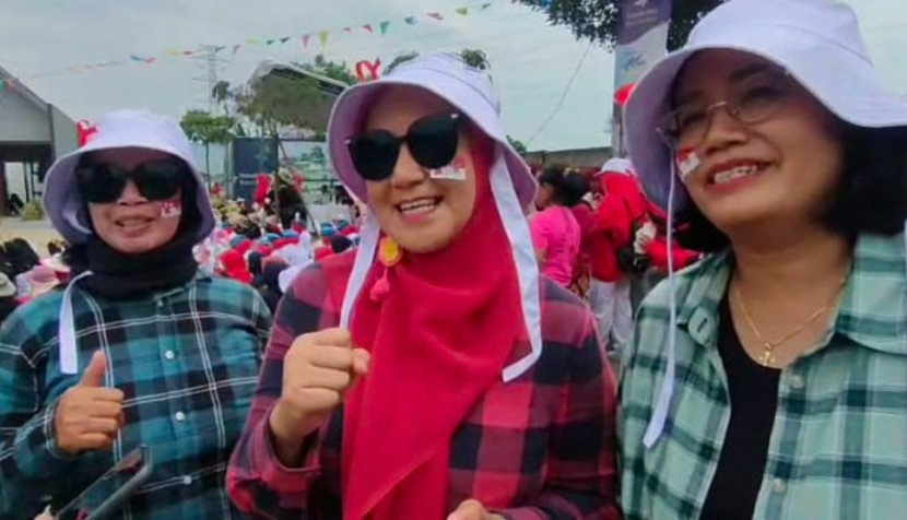 Ibu-ibu pengunjung Freedom Fest: Pesta Rakyat, Jajan Hemat, Untung Berlipat