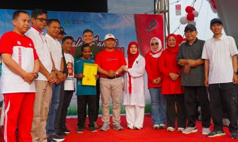 Wali Kota Depok, Supian Suri (lima dari kanan) bersama Ketua PCNU Kota Depok, KH Acmad Solechan, dan Ketua GP Ansor Depok, H. Muhammad Kahfi dalam kegiatan Jalan Santai Kebangsaan yang digelar GP Ansor Depok di Jalan Jati, Sawangan Baru, Senin (18/08/25). (Foto: Dok LTN NU Kota Depok) 
