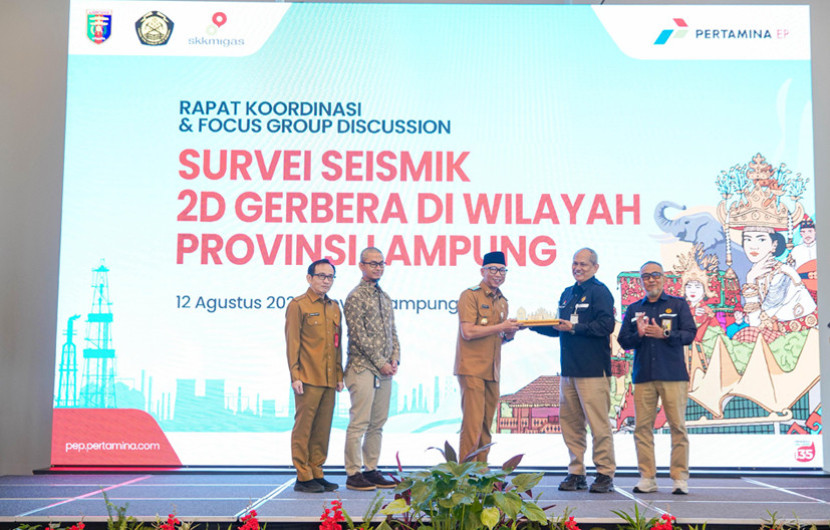 Gubernur Lampung Rahmat Mirzani Djausal (ketiga dari kiri) pada pembukaan “Rapat Koordinasi dan Focus Group Discussion (FGD) Survei Seismik 2D - Gerbera di Wilayah Provinsi Lampung”. (FOTO: Humas SKK MIgas)