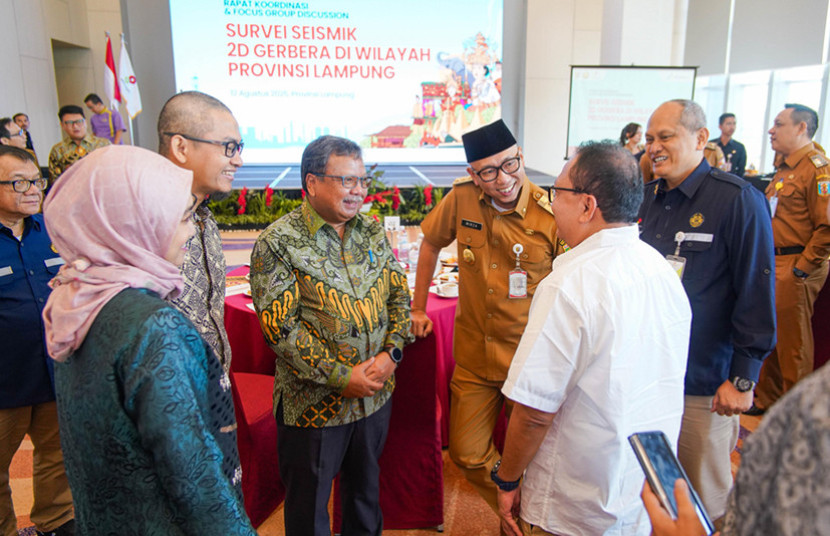 Gubernur Lampung Rahmat Mirzani Djausal di sela-sela “Rapat Koordinasi dan Focus Group Discussion (FGD) Survei Seismik 2D - Gerbera di Wilayah Provinsi Lampung” berbincang dengan peserta. (FOTO: Humas SKK MIgas)