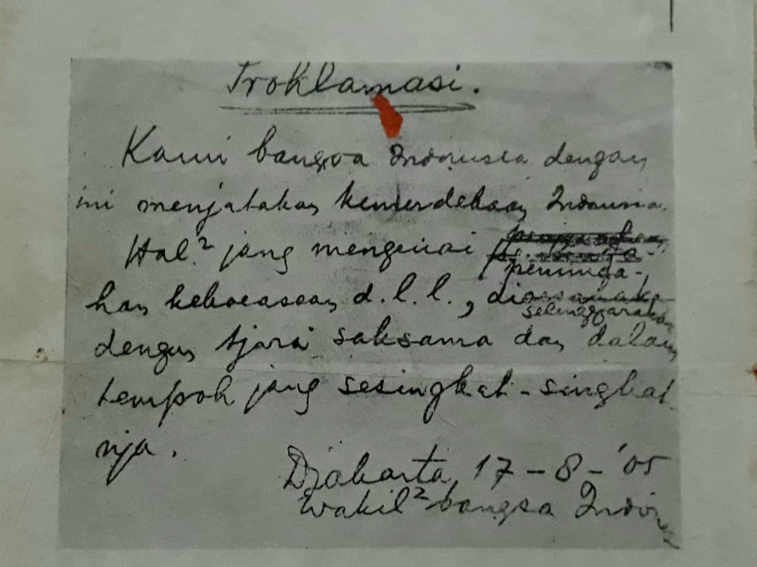 Sukarno menulis naskah proklamasi dengan pena biasa di atas secarik kertas. (Foto: Repro Buku Documenta Historica)