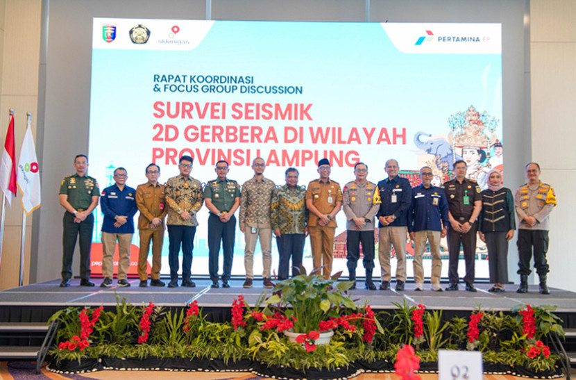 Gubernur Lampung Rahmat Mirzani Djausal bersama Forkompimda dan undangan pada pembukaan “Rapat Koordinasi dan Focus Group Discussion (FGD) Survei Seismik 2D - Gerbera di Wilayah Provinsi Lampung”. (FOTO: Humas SKK Migas)
