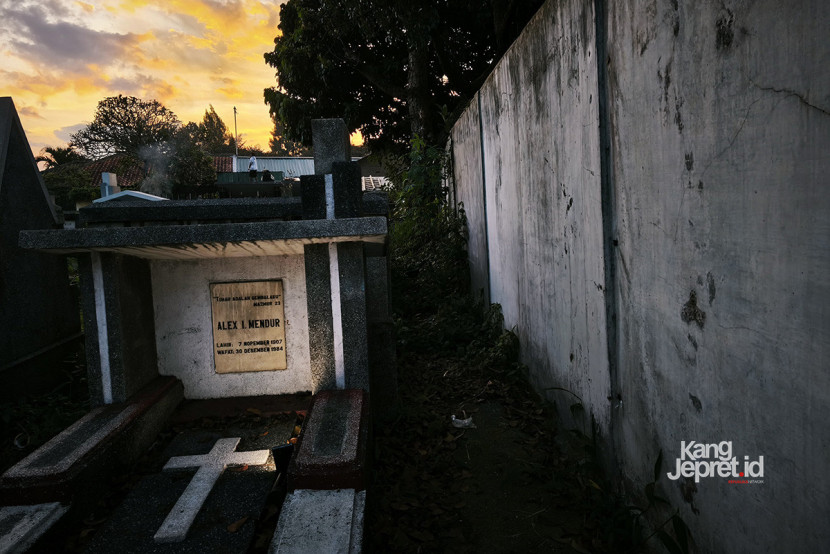 Makam fotograter Indonesia Press Photo Service (IPPHOS) Alex Mendur berada di samping pagar sisi utara Taman Pemakaman Umum Pandu, Bandung, Ahad (17/8/2025).  (KANGJEPRET/YOGI ARDHI) (Data Teknis: Xiaomi 14T)