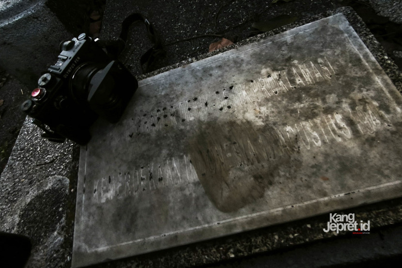 Pada bagian kaki makam Alex Mendur di TPU Pandu, Bandung, terdapat prasasti kusam bertuliskan Fotografer Detik-detik Proklamasi Kemerdekaan Indonesia 17 Agustus 1945 (KANGJEPRET/YOGI ARDHI) (Data Teknis: Xiaomi 14T)