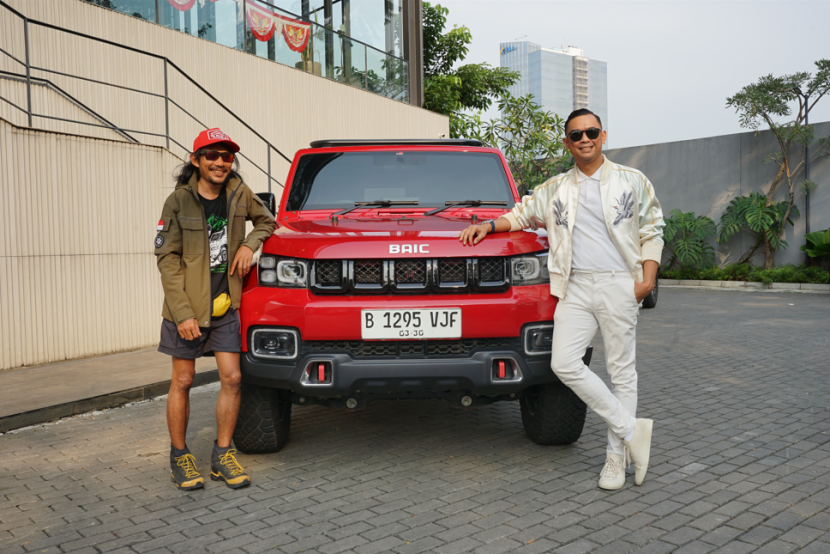 Agam Rinjani dan Bapak Dhani Yahya Berpose di Depan BAIC Indonesia HQ, Tangerang, Banten (Doc. BAIC Indonesia).
