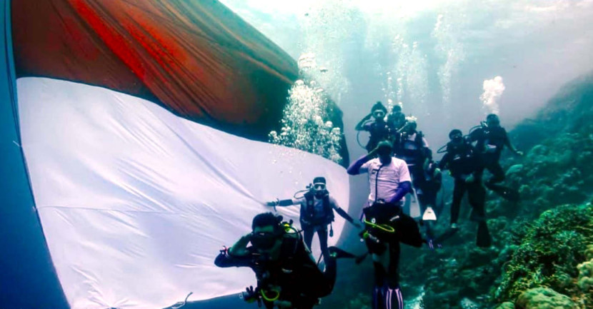 Ikon bendera raksasa bawah laut Wakatobi menjadi momentum bersejarah tercipta di Sulawesi Tenggara, ketika Pertamina Patra Niaga Regional Sulawesi bersama Hiswana Migas dan komunitas penyelam membentangkan bendera Merah Putih terbesar. (Foto: Dok RUZKA INDONESIA)