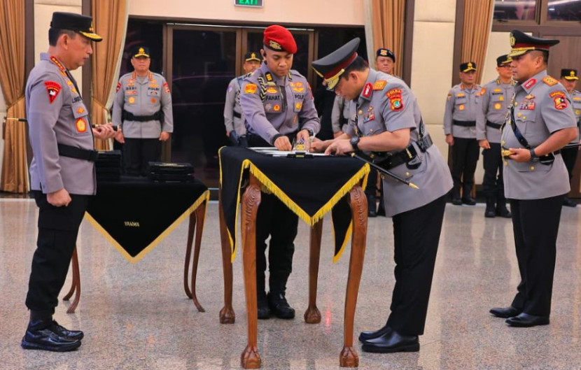 Kapolri Jenderal Pol Listyo Sigit Prabowo (kanan)melantik dan melakukan sertijab sejumlah pejabat tinggi Polri di Mabes Polri Jakarta, Selasa (19/08/2025). (Foto: Dok Humas Mabes Polri) 