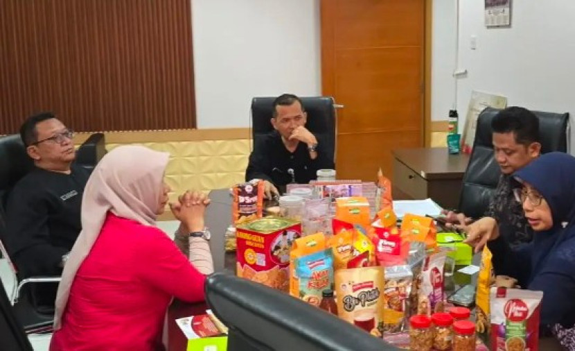 Tim Pengmas FEB UI saat bertemu dengan Kepala Disdagin Kota Depok, Dudi Miraz. (Foto: Dok Diskominfo Kota Depok) 