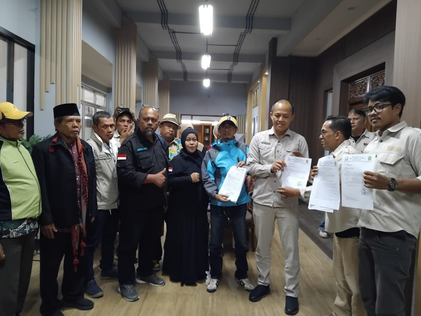 Perwakilan ketua RW se Kota Sukabumi menyampaikan surat kepada DPRD agar mempertahankan P2RW, Selasa (19/8/2025).