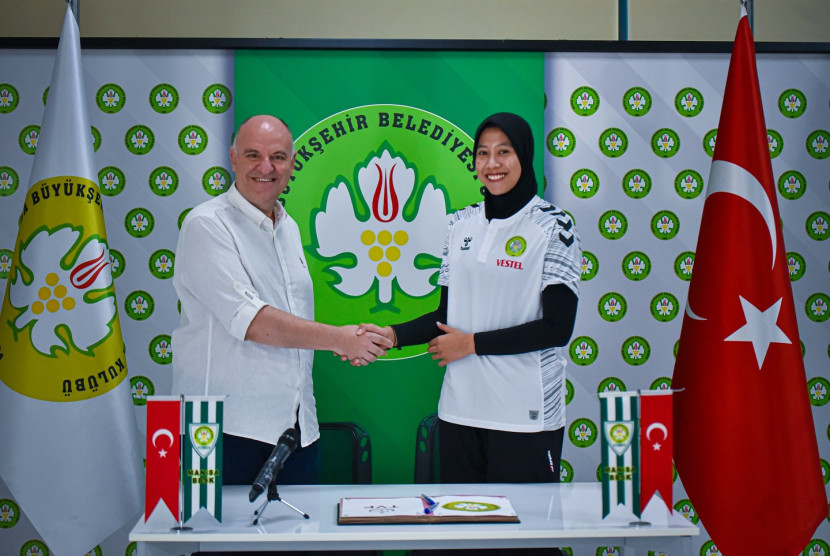 Megawati tiba di Manisa dan resmi bergabung dengan bola voli putri Manisa BBSK, Megawati berjabat tangan dengan Presiden Bola Voli Manisa BBSK, Murat Kümüştekin’in (FOTO: FB @Manisa Büyükşehir Belediyespor Kulübü )