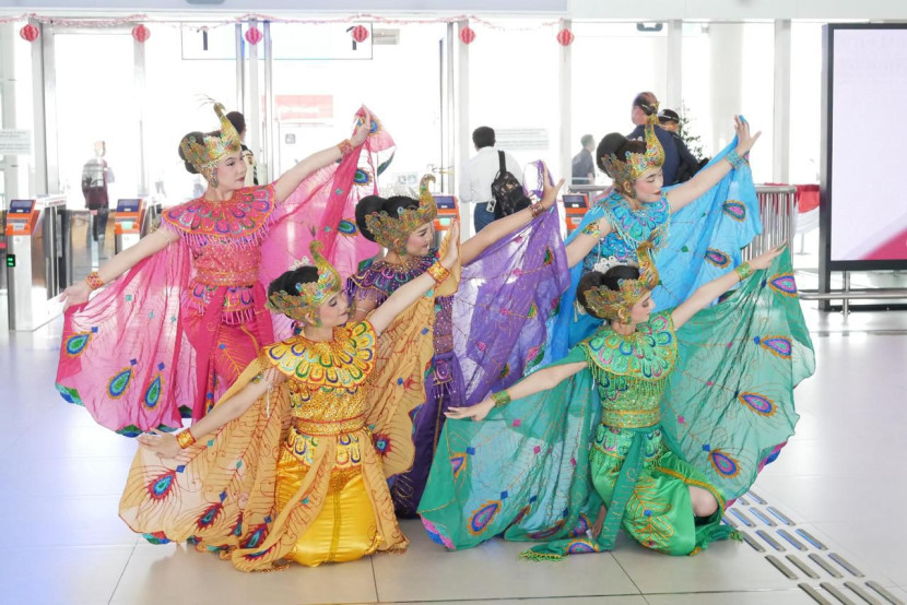 Tari Merak yang penuh warna dan semangat pada pentas budaya bagi penumpang Whoosh di Stasiun Padalarang, 19 Agustus 2025. (Foto: Corporate Communication KCIC)
