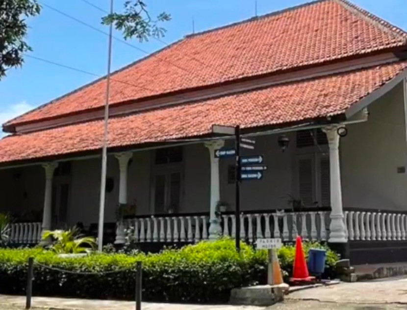 Salah satu rumah tua peninggalan kolonial Belanda di Jalan Pemuda, Kawasan Depok Lama. (Foto: Dok RUZKA INDONESIA)