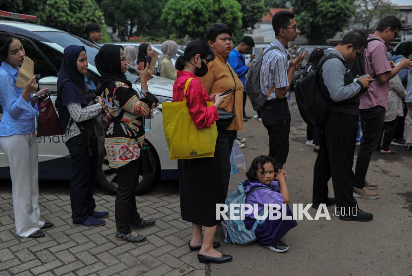 Para orang tua pencari kerja menunggu anaknya menghadiri pameran bursa kerja Jakarta Jobfair di Gelanggang Olahraga Pulo Gadung, Jakarta Timur, Senin (19/5/2025). (Dok Republika) 