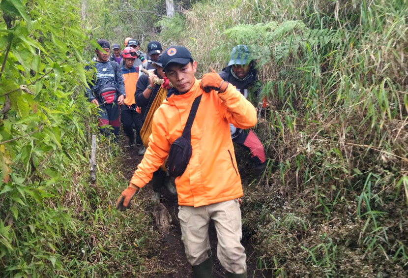 Tim SAR gabungan mengevakuasi Chamdan Salman Alfarisi yang hilang di Gunung Buthak. FOTO: Humas Basarnas Surabaya