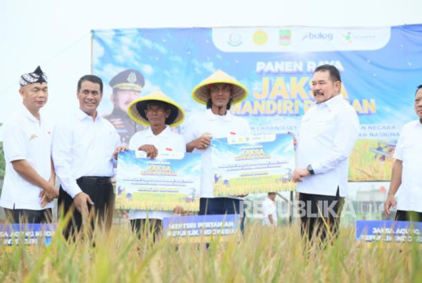 Panen Raya Jaksa Mandiri Pangan di Desa Srimahi, Kecamatan Tambun Utara, Kabupaten Bekasi, Jawa Barat, Selasa (19/8/2025). (Dok Kementan)