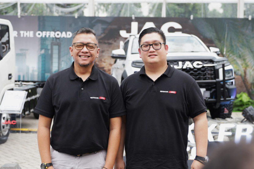 (Dari kiri ke kanan) Edo Putro, Technical & After Sales Division Head; Reggie Kurnia, COO of Indomobil (Doc. JAC Motors).