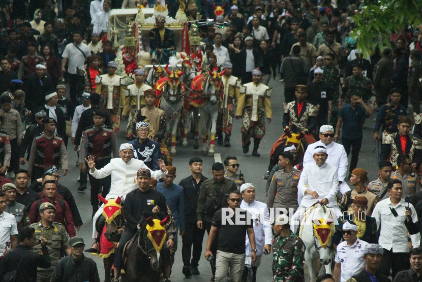 Gubernur Jabar Dedi Mulyadi bersama Wakilnya Erwan Setiawan ikut serta saat kirab budaya atau karnaval Jabar Hudang dalam rangka perayaan HUT Provinsi Jawa Barat (Jabar) ke-80, di Kota Bandung, Selasa (19/8). Foto: Edi Yusuf