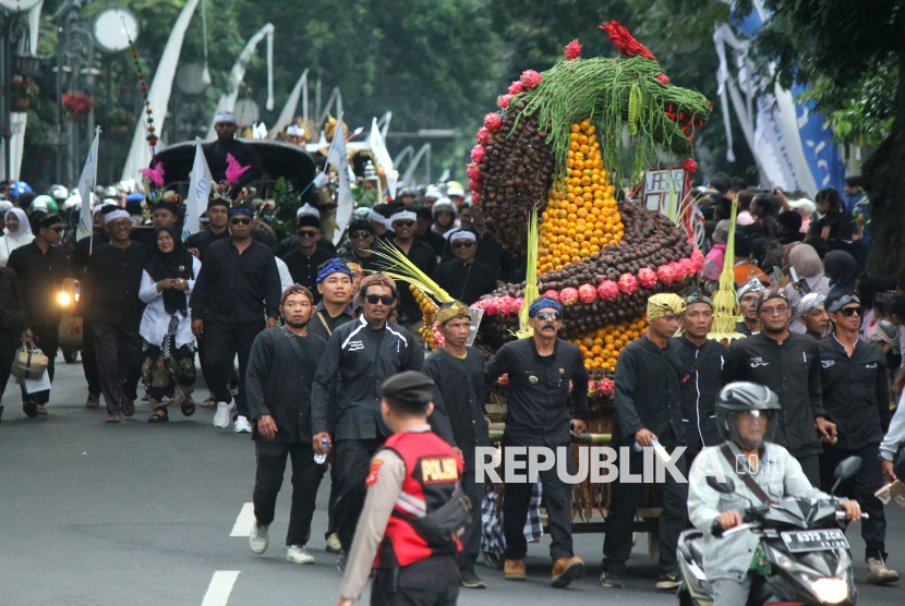 Peserta karnaval membawa bermacam buah-buahan dan sayuran saat kirab budaya atau karnaval Jabar Hudang dalam rangka perayaan HUT Provinsi Jawa Barat (Jabar) ke-80, di Kota Bandung, Selasa (19/8). Foto: Edi Yusuf