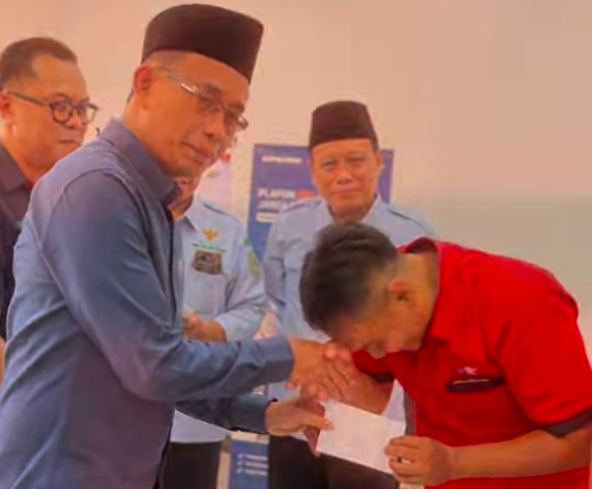 Agus Asri Ketua Baznas Majalengka beri bantuan bagi keluarga PT Pos Indonesia. (Foto:Dok Eko Widiantoro)