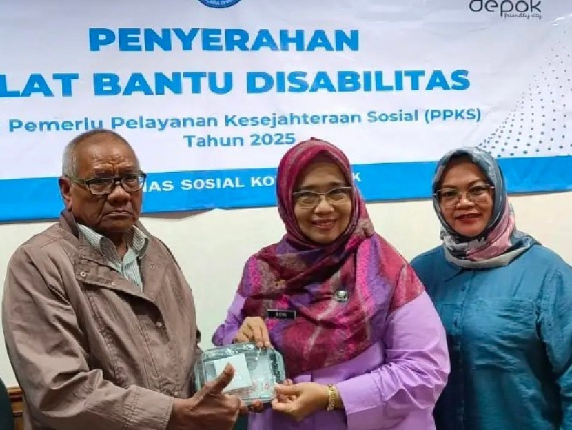 Kepala Dinsos Kota Depok, Devi Maryori (tengah) menyerahkan alat bantu dengar ke penyandang disabilitas, Rabu (20/08/2025). (Foto: Dok Diskominfo Kota Depok) 