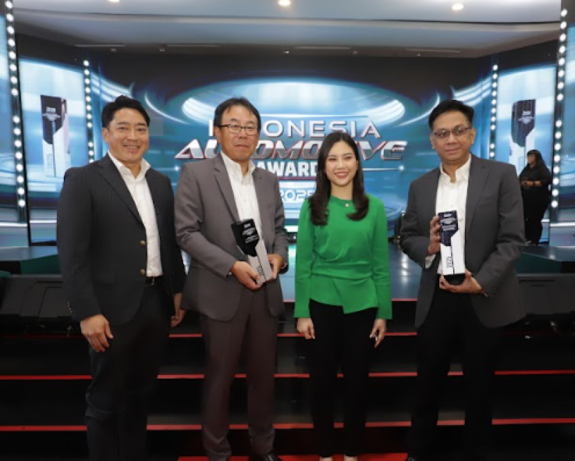 Presiden Direktur PT MMKSI, Atsushi Kurita (kacamata kedua dari kiri) meraih Automotive Person of the Year 2025.       dok MMKSI
