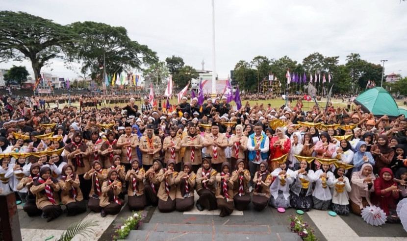 Foto bersama dalam momen Hari Ulang Tahun (HUT) Pramuka ke-64 Tingkat Kota Sukabumi di Lapang Merdeka, Rabu (20/8/2025). 