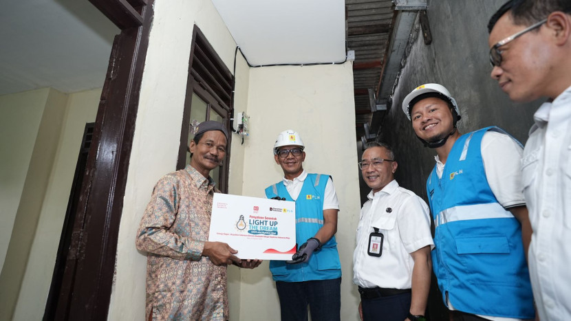 Penyalaan bantuan listrik gratis Light Up The Dream PLN untuk Ari Cahyono bersama General Manager PLN UID Jakarta Raya, Moch. Andy Adchaminoerdin (tengah), Asisten Daerah (Asda) III Kota Tangerang, Wahyudi Iskandar, dan Manager PLN UP3 Bintaro, Hendar Prisnadianta di Kelurahan Pedurenan, Kecamatan Karang Tengah, Kota Tangerang, Rabu (20/8/2025). (Foto: Rizka Indonesia/PLN)