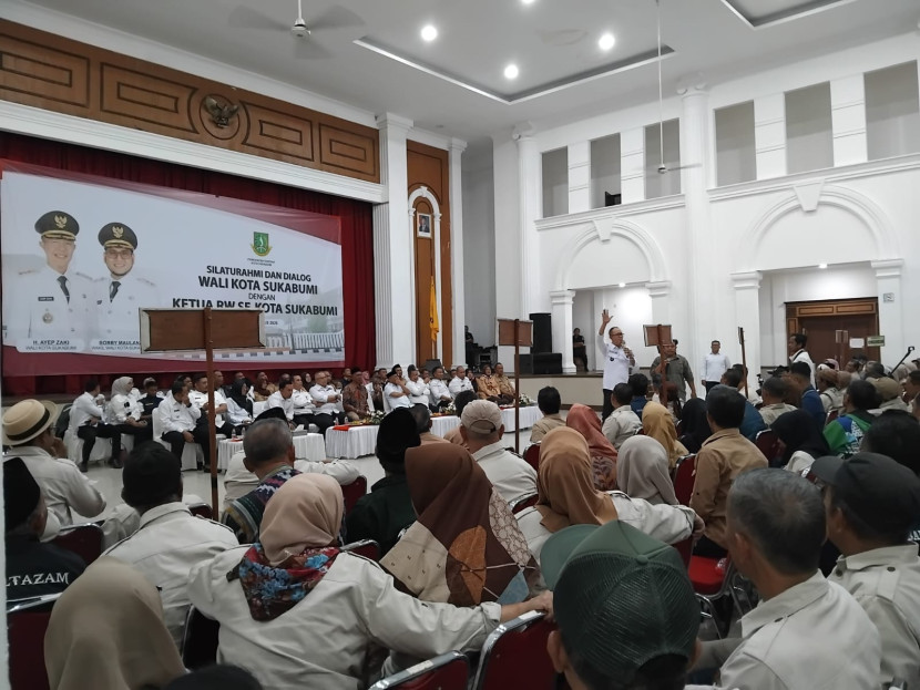 Wali Kota Sukabumi, Ayep Zaki menggelar silaturahmi dan dialog bersama para ketua RT dan RW se-Kota Sukabumi di Gedung Juang 45 Kota Sukabumi pada Rabu (20/8/2025).