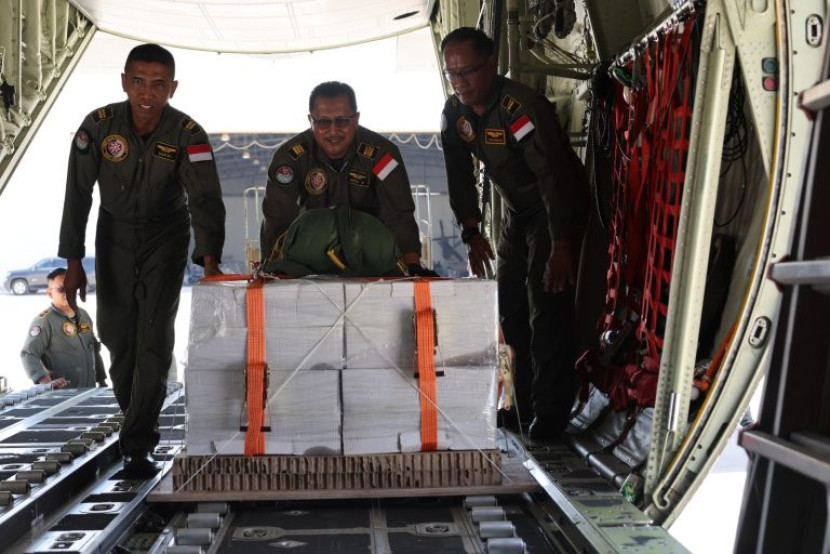 Satgas Garuda Merah Putih II di dalam pesawat Super Hercules. Sumber: Kemenhan