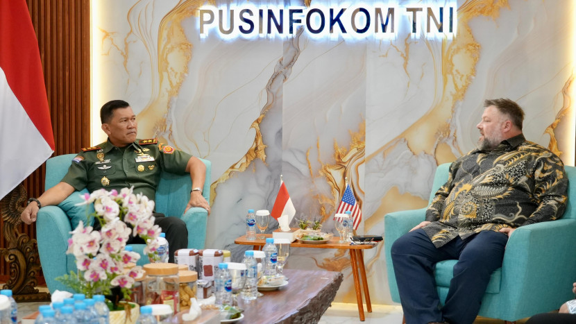 Kapuspen TNI Mayjen Kristomei Sianturi menerima kunjungan Atase Pers Kedubes AS untuk Indonesia Jamie W Ravetz. Sumber: Puspen TNI