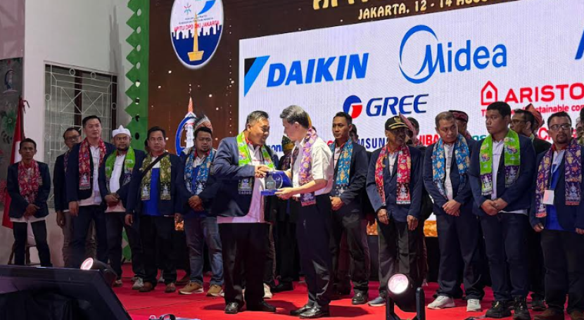 (Dari kiri) Ketua Asosiasi Praktisi Pendingin dan Tata Udara (APITU) Indonesia Agus Susilo dan Direktur PT Daikin Airconditioning Indonesia (DID) Budi Mulia saat penyerahan plakat penghargaan atas dukungan DAIKIN pada penyelenggaraan APITU Berbagi XIII yang diselenggarakan di Bogor (13/08). dok DAIKIN