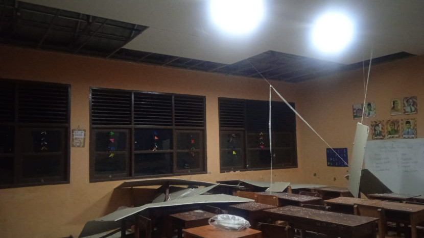 Kerusakan bangunan SDN Kutamaneuh 2, Kecamatan Tegalwaru, Kabupaten Karawang, Jawa Barat, pascagempa bumi berkekuatan magnitudo (M) 4,9 yang berpusat di Kabupaten Bekasi, Rabu (20/8/2025).