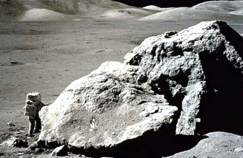 Harrison Schmitt adalah ilmuwan pertama di Bulan, yang membantunya menemukan dan mengidentifikasi fitur-fitur menarik/NASA Image and Video Library