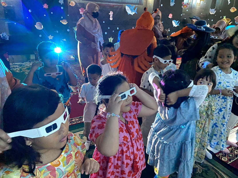 Siswa TK mengikuti pembelajaran yang menyenangkan di SD1 DH