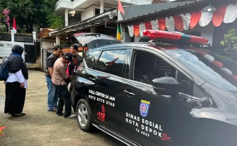 Tim dari Dinsos Kota Depok saat melakukan evakuasi ODGJ di Kelurahan Cisalak, Kamis (21/08/2025). (Foto: Dok Diskominfo Kota Depok).