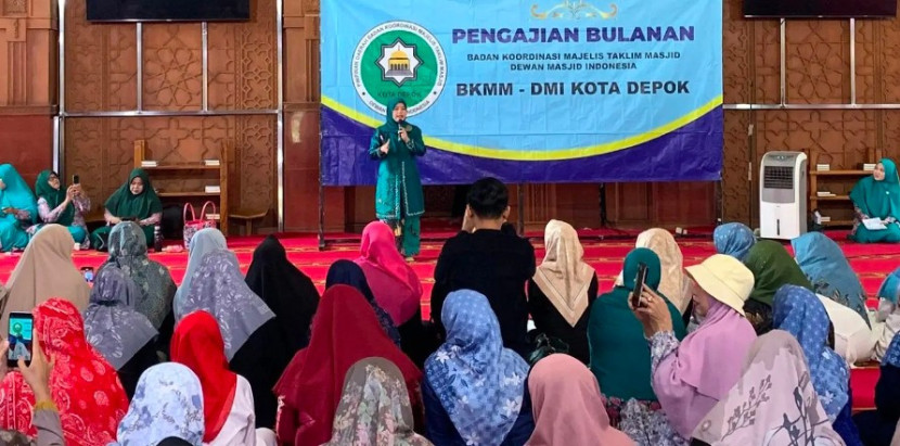 Cing Ikah menyampaikan sejumlah pesan penting kepada para ibu dalam pengajian. (Foto: Dok Diskominfo Kota Depok) 