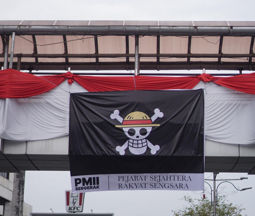 Peserta aksi memasang bendera One Piece di JPO Balikpapan. (SekitarKaltim.ID)