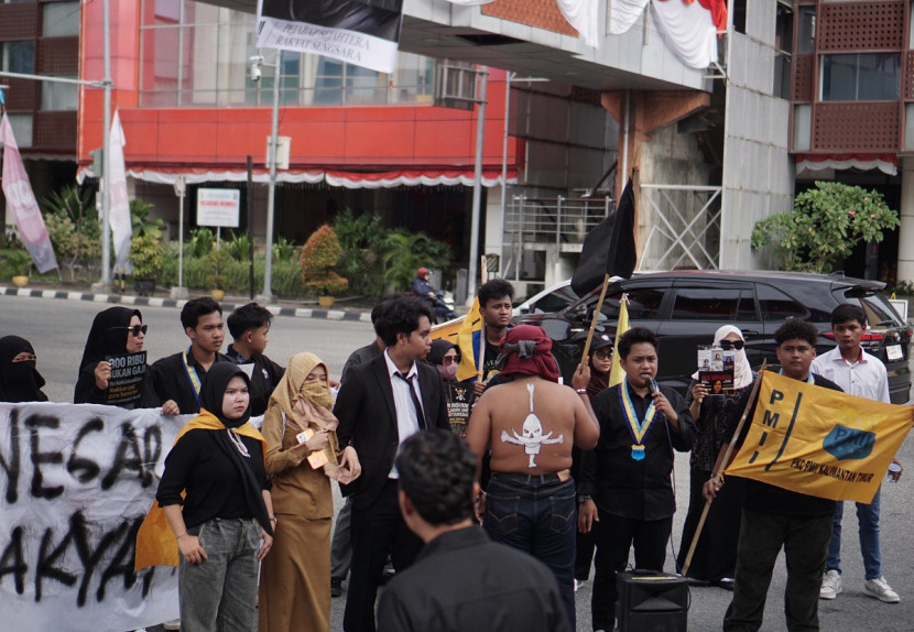 Sebagian massa aksi berorasi di jalan. (SekitarKaltim.ID)