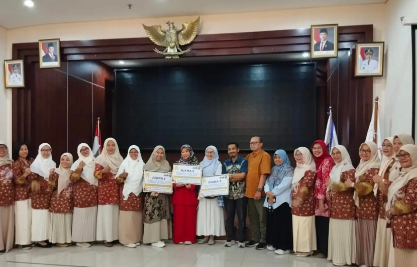 Disdik Kota Depok memberikan apresiasi kepada guru inspiratif jenjang PAUD dan TK. (Foto: Dok Diskominfo Kota Depok) 