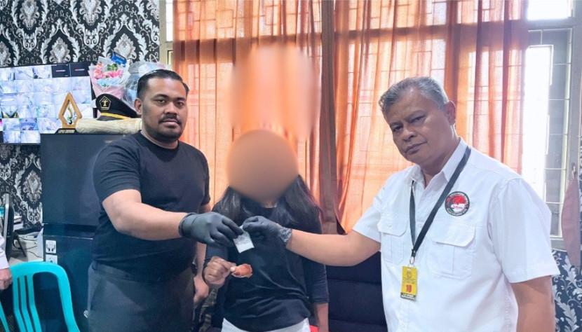 Petugas Lapas Kelas IIB Sukabumi mengamankan pengunjung yang membawa narkoba ke Lapas, Rabu (20/8/2025) lalu. Dok lapas kelas IIB Sukabumi